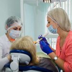 Ассистент стоматолога: обязанности помощника врача стоматолога на работе. Обучение. Должностная инструкция