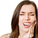 Болит зуб у женщины