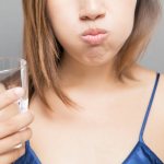 Девушка набрала в рот воды