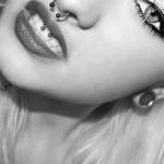 Девушка с пирсингом на лице