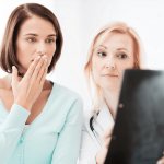 Девушка, врач и рентгеновский снимок