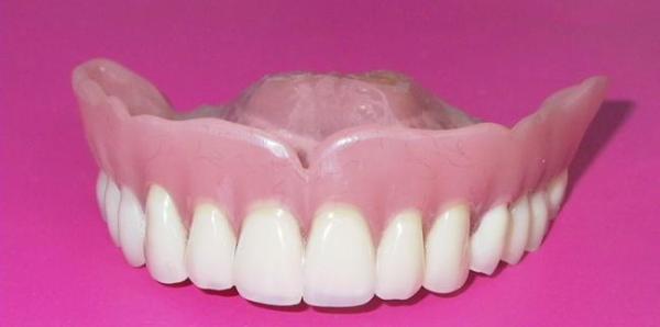 Из какого материала бывают зубные протезы