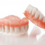 Как и чем чистить пластмассовые зубные протезы от темного налета в домашних условиях. Обзор средств