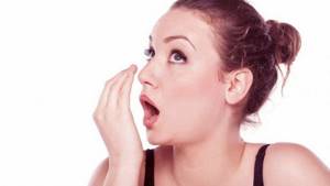 Как избавиться от неприятного запаха изо рта с помощью аптечных средств и народными методами в домашних условиях.