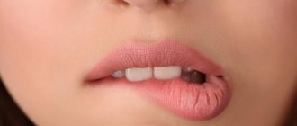 Как приподнять верхнюю губу чтобы было видно зубы?