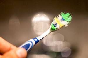 Когда менять зубную щетку