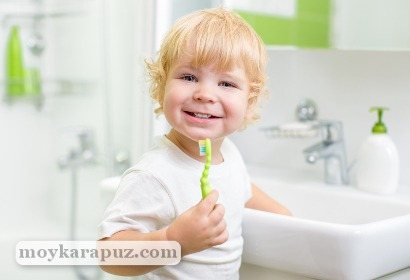 Малыш с зубной щеткой