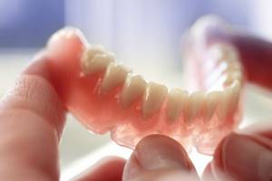 минусы покрывных зубных протезов