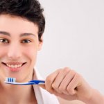 Перед отбеливанием клубникой необходимо тщательно чистить зубы