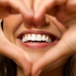 Плюсы и минусы отбеливания зубов холодным светом