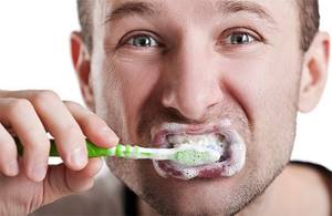 Применение высокоабразивных отбеливающих зубных паст при чувствительной эмали противопоказано.
