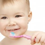 Ребёнок чистит зубы