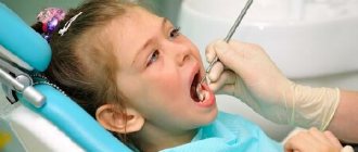 ребенок на осмотре у зубного