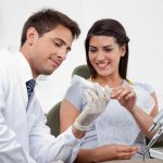 Стоматолог и женщина