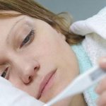 Женщина держит термометр